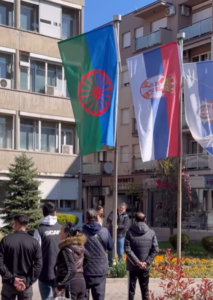 Подигнута ромска застава у Старој Пазови